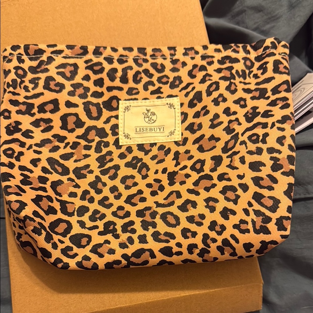 Lisibuyi Leopard Print Makeup Bag